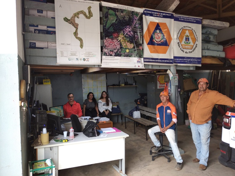 pesquisadores visitando defesa civil municipal