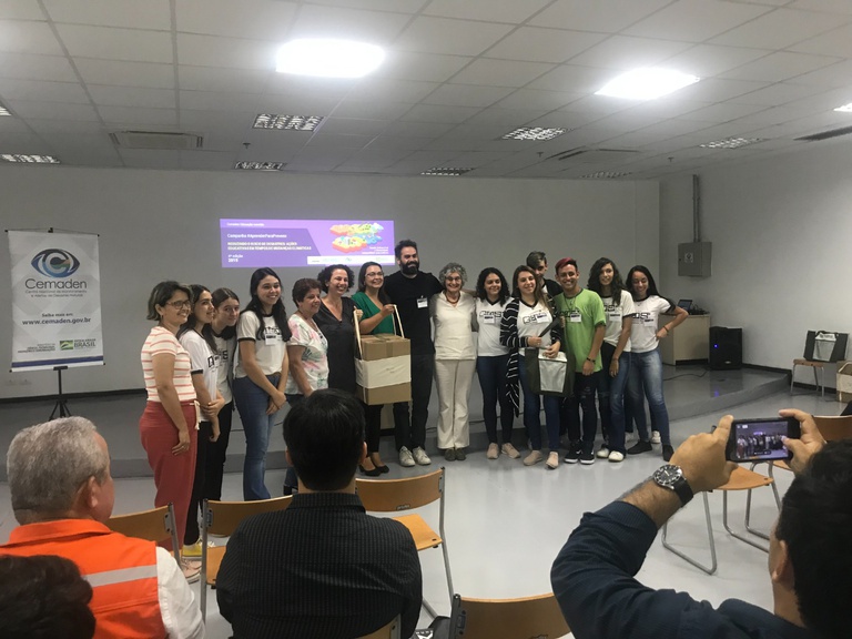 Foto-3-Premiação-Campanha-2019-Cemaden-Educação-Regina-e-DC.jpg