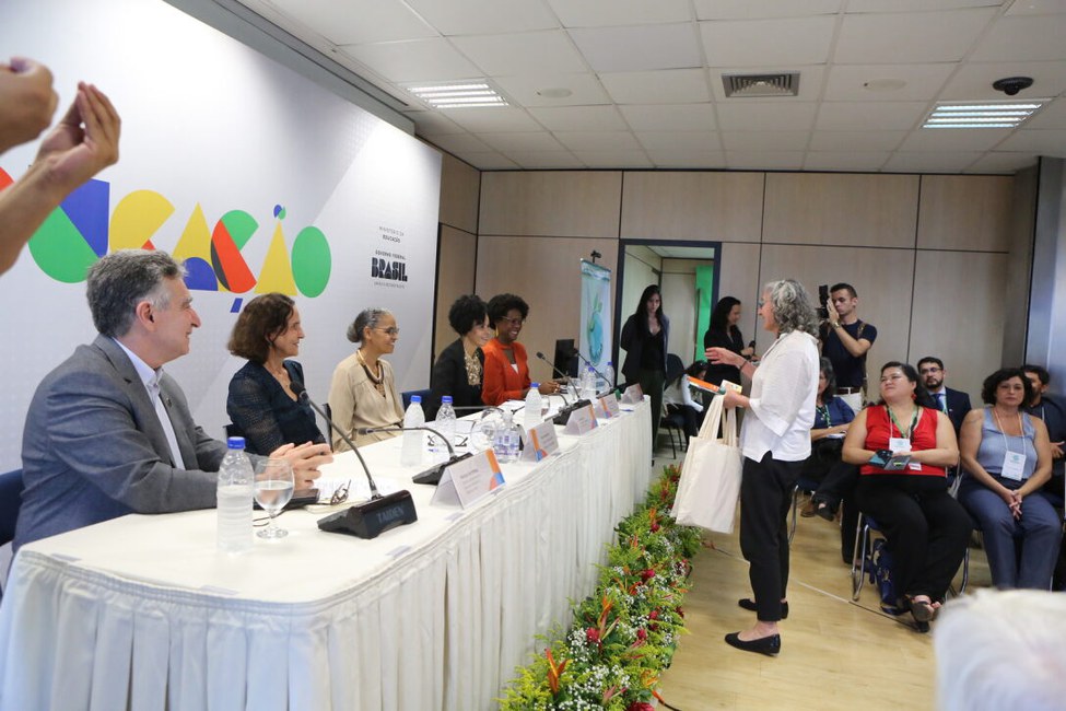  Rachel Trajber, coordenadora do Cemaden Educação,  entrega material educativo durante a Reunião do Comitê Assessor 