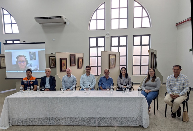 Mesa de abertura do evento de lançamento do projeto Saber-Pardo contou com a participação de Regina Alvalá, diretora do Cemaden, e da pesquisadora Silvia Saito, além de representantes de produtores rurais, da Prefeitura de Caconde, da Defesa Civil estadual, do Ministério Público de São Paulo e da UFABC.