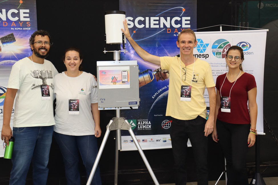 Cemaden no Science Days 2025 -Pesquisadores do Cemaden Educação e pesquisador da Engenharia do Cemaden trabalharam no estande do evento Science Days(Foto Cemaden Educação)