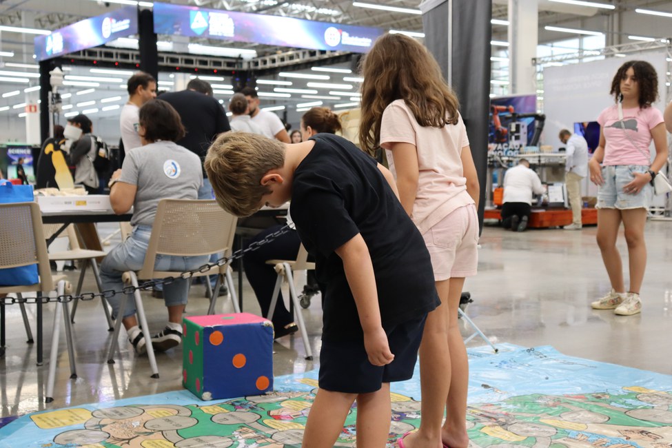 Cemaden no Science Days 2025: Estudantes do ensino fundamental na Trilha dos Riscos no estande do Cemaden (Foto Cemaden Educação)