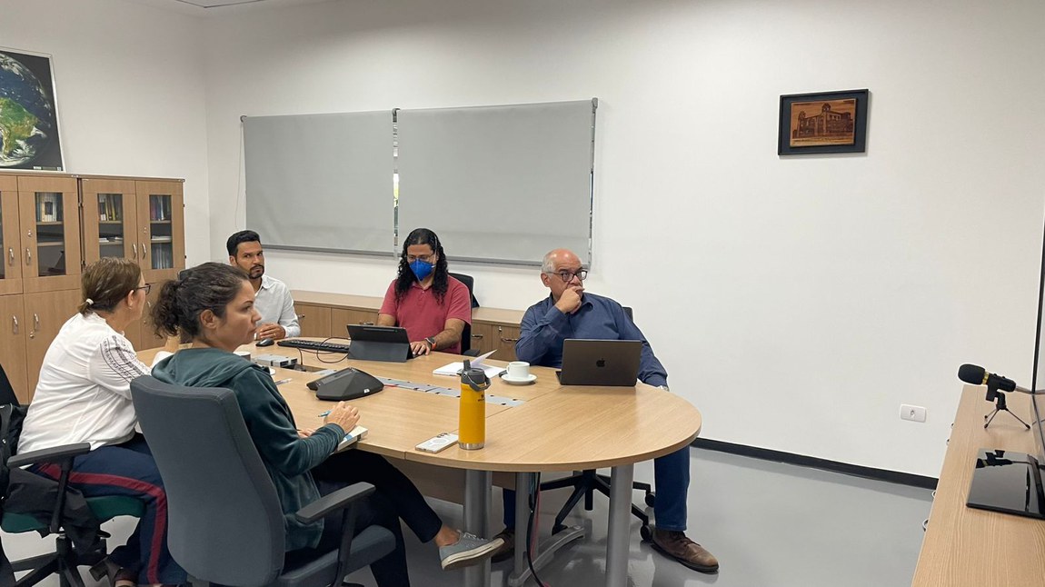 Sala de reunião da direção do Cemaden, durante a reunião on-line do GT do BRICS,no dia 12 de maio de 2025.