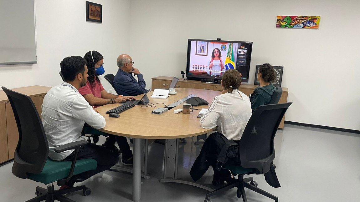Abertura da reunião on-line do GT do BRICS, na sala da direção do Cemaden, com mensagem da ministra do MCTI, Luciana Santos aos países participantes.