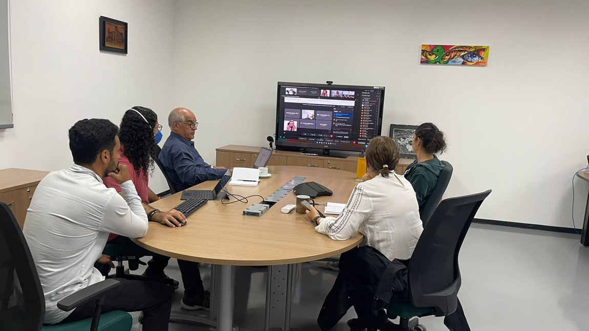 Reunião on-line do GT do BRICS - na sala de direção do Cemaden. No workshop remoto, compartilharam os avanços de cada país no tema desastres geo-hidrometeorológicos.
