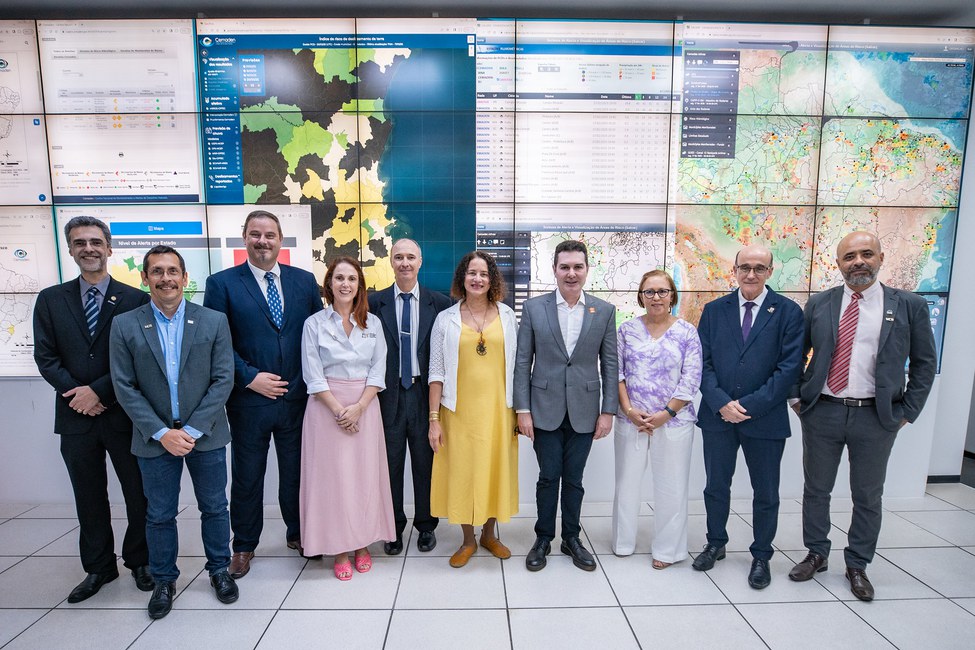 Sala de Situação do Cemaden - Da esq. para a dir.: Fabio Borges de Oliveira, diretor do LNCC; Alberto Rodriguez Ardila, vice-diretor do LNA; Clézio De Nardin, diretor do INPE; Juliana Daguana, diretora do CTI Renato Archer; Marcelo Seluchi, coordenador-geral de Operações e Modelagem do Cemaden; Luciana Santos, ministra de Ciência, Tecnologia e Inovação; Jader Barbalho Filho, ministro de Cidades; Regina Alvalá, diretora do Cemaden; Wilson Aparecido Parejo, diretor do CNEN; Marcio Rangel, diretor do MAST(Foto :Rodrigo Cabral- Ascom-MCTI)