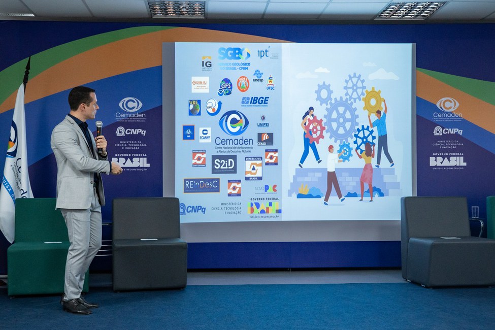GeoRisk – Pesquisador do Cemaden, Pedro Camarinha, faz a apresentação do sistema de previsão de deslizamentos de terra, mostrando as instituições parceiras que fornecem os dados e informações para o sistema GeoRisk (Foto:Rodrigo Cabral- Ascom-MCTI)