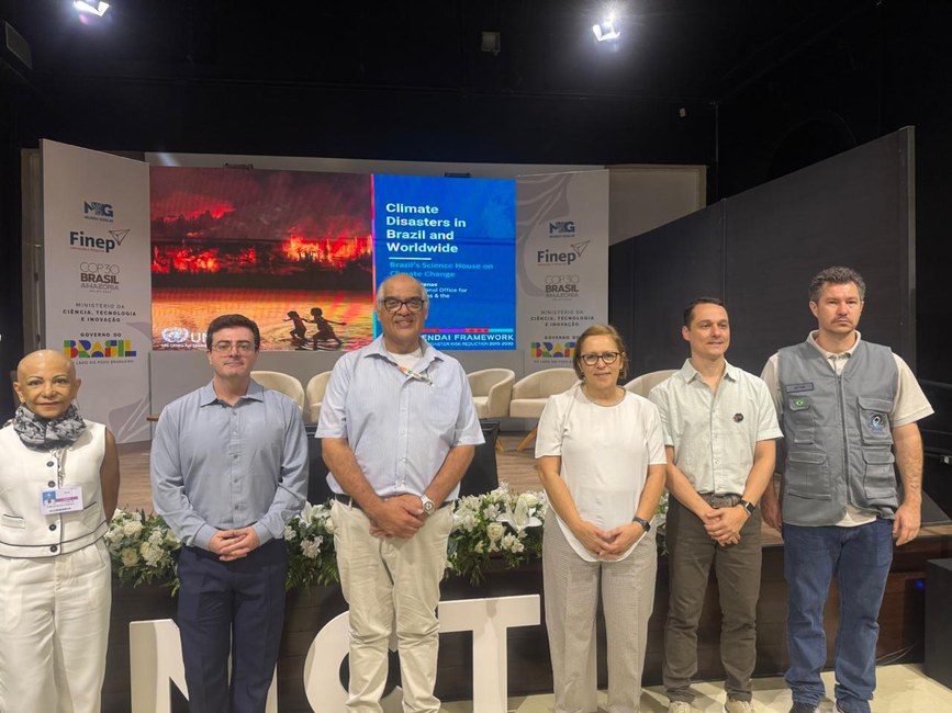 Esquerda para direita: Edileuza Nogueira (Censipam), Enner Alcantara (Unesp). Do Cemaden: Jose Marengo, Regina Alvalá, Pedro Camarinha e Victor Marchezini.