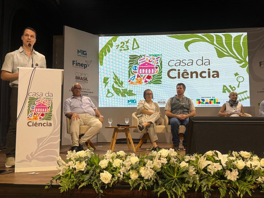 Pesquisador do Cemaden, Pedro Camarinha, moderador do Painel Monitoramento de desastres, sistemas de alerta para ameaças múltiplas na COP30