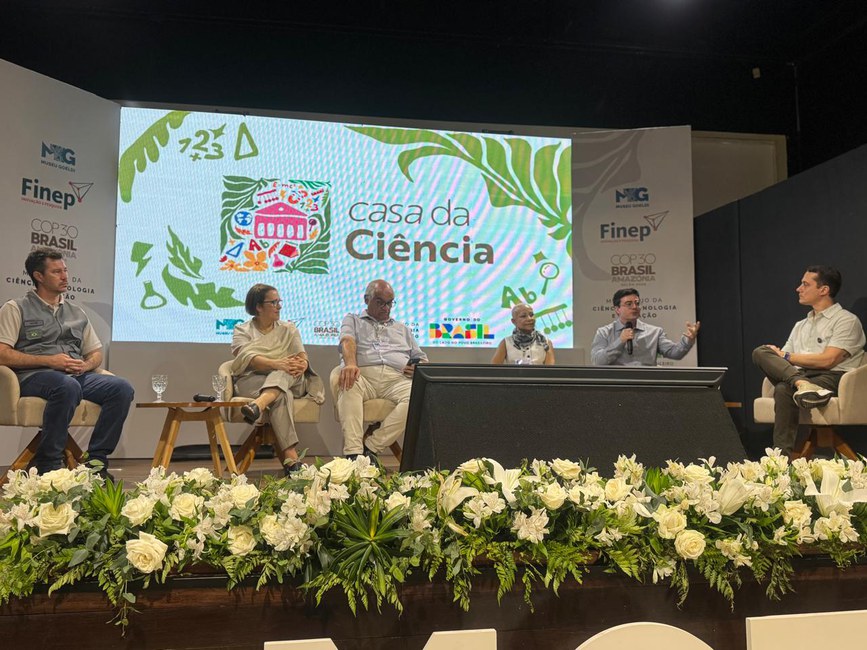 Pesquisadores do Cemaden debatem sobre o tema desastres e ameaças na Casa da Ciência do MCTI na COP30. Esquerda para direita:Cemaden: Victor Marchezini, diretora Regina Alvalá,ccordenador-geral, Jose Marengo. A coordenadora do Censipam, Edileuza de Melo Nogueiro e Enner Alcantara(Unesp) e direita Pedro Camarinha do Cemaden.