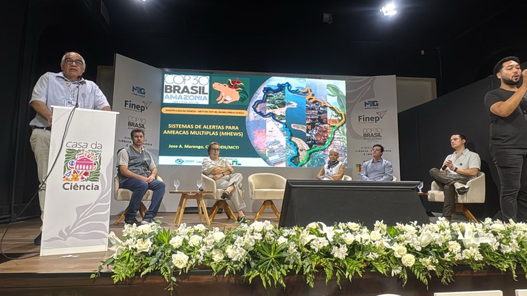 Foto COP30 capa 1 Jose Marengo e equipe do Cemaden na COP30.jpeg
