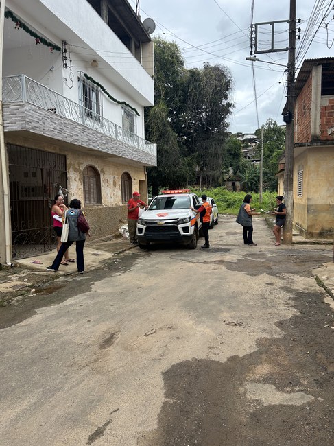 Exposição de fotos sobre desastres. Pesquisadores em campo para estudos do Projeto COPE