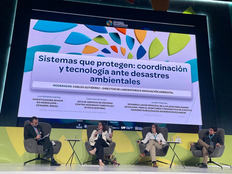 Foto  pesquisadora do Cemaden,Adriana Cuartas,  em evento em Bogotá 15 set 2025.jpeg