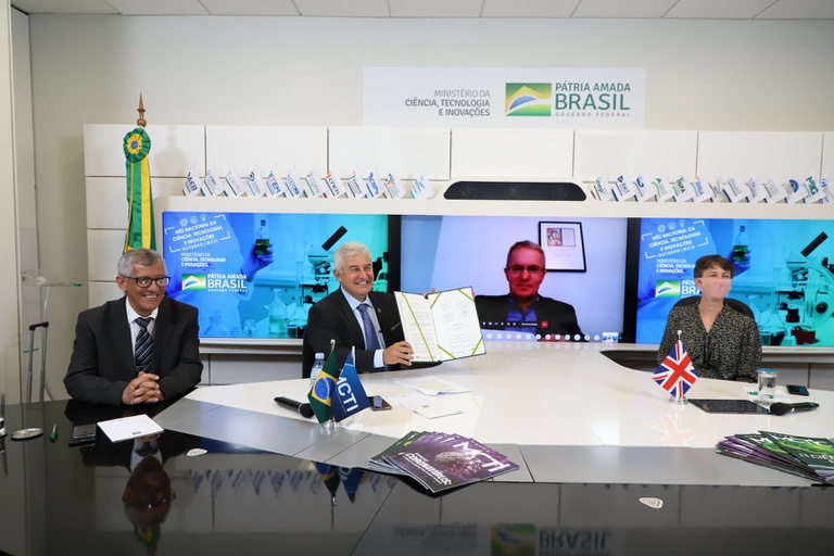 Acordo-Brasil-Reino-Unido-ministro-mostra-documento-e-OM-.jpg