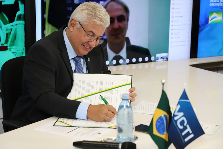 Brasil-e-Reino-Unido-assinatura-ministro-.jpg