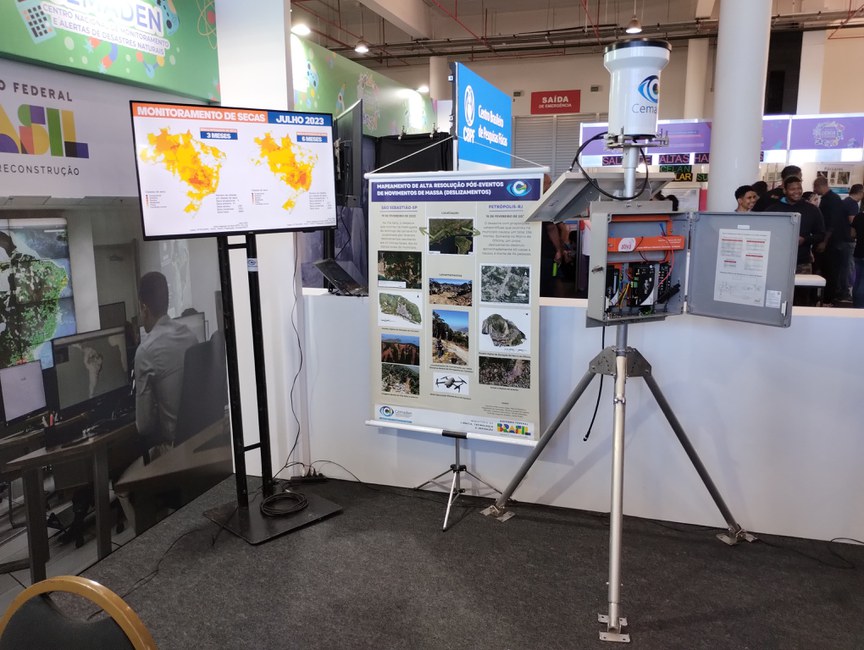 Foto estande do Cemaden na SNCT em Brasília