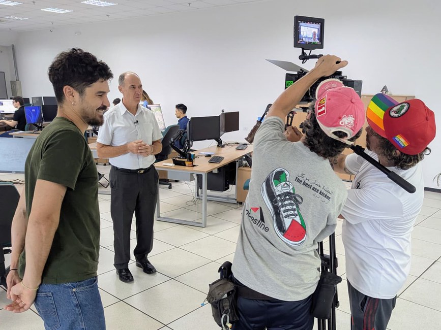 Durante a visita da equipe da TV Futura, o coordenador-geral de Operações e Modelagem, meteorologista Marcelo Seluchi, apresentou a Sala de Situação do Cemaden, explicando seu funcionamento no monitoramento e emissão de alertas de risco de desastres geo-hidrológicos.