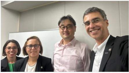 Da esquerda para a direita: coordenadora-geral de Cooperação Bilateral do MCTI, Vânia Gomes da Silva; diretora do Cemaden, Dra. Regina Alvalá;  diretor Adjunto do Research Center for Urban Safety and Security (RCUSS) - Kobe University , Professor Dr. Shinya Tachibana;  diretor do LNCC, Dr. Fábio Borges de Oliveira, em visita realizada em Kobe (20 de outubro de 2025).
