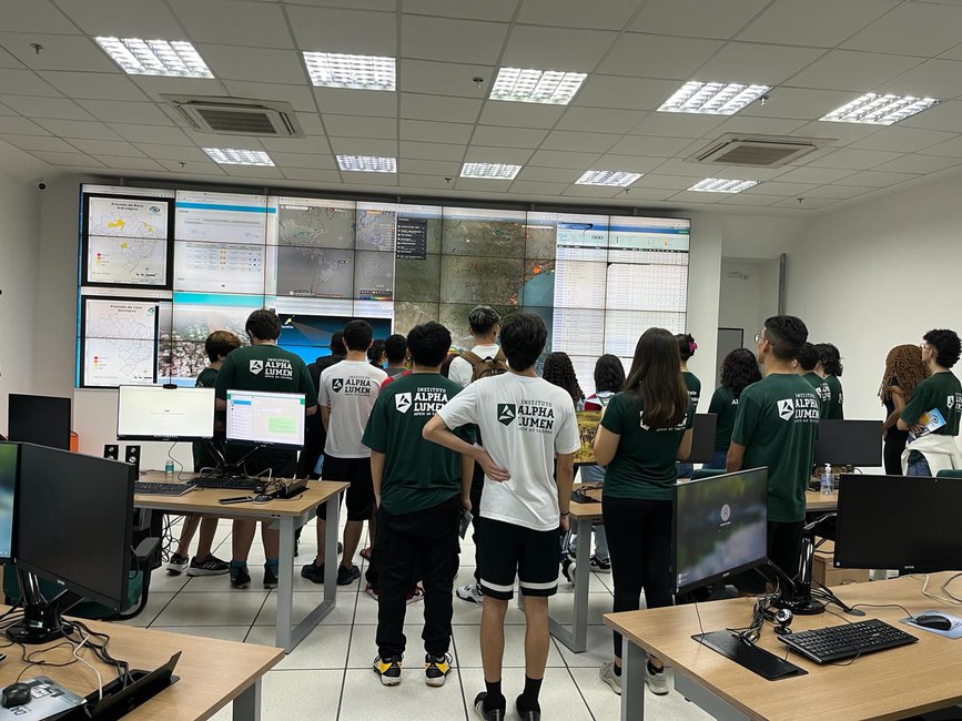 Visita dos alunos do Science Days na Sala de Situação do Cemaden