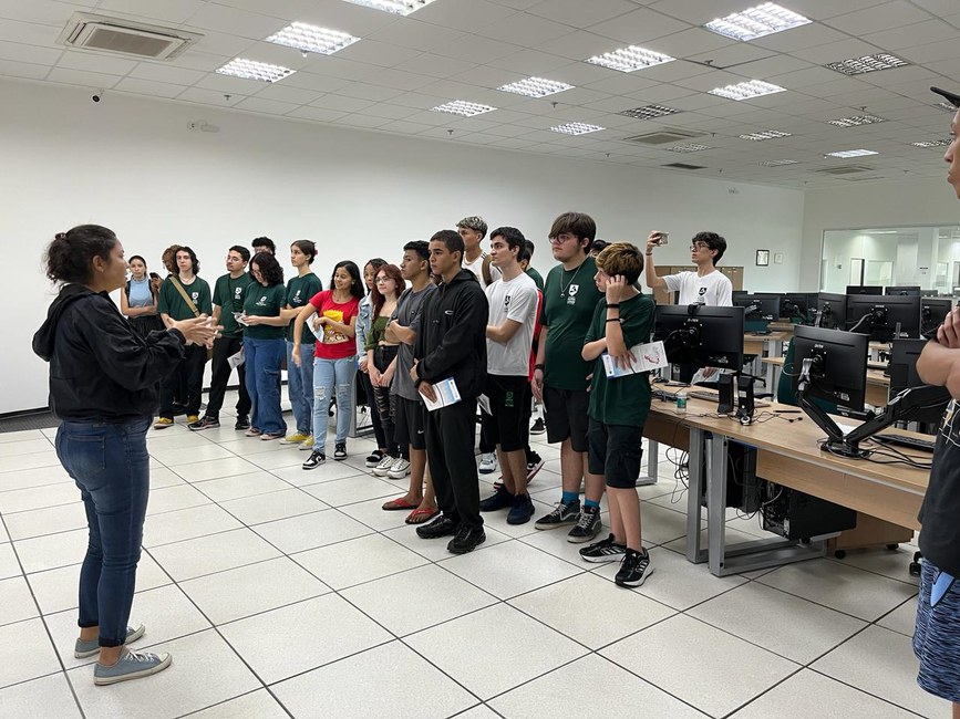 Estudantes do ensino médio, participantes do Science Days, conhecem o sistema de monitoramento do Cemaden, explicado pela tecnologista Carla Prieto, na Sala de Situação do Cemaden
