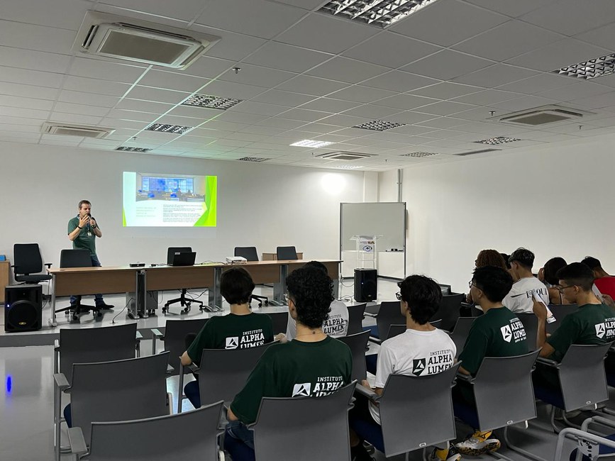 Pesquisador Marcelo Zeri,fala sobre pesquisa e secas no Brasil, no auditório do Cemaden, aos estudantes participantes do Science Days.