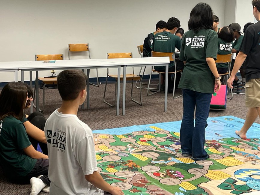 Estudantes participam da Oficina no jogo "Trilha do Risco" do Cemaden Educação, durante o evento Science Days 2024, realizado no Parque de Inovação Tecnológica de São José dos Campos (SP).