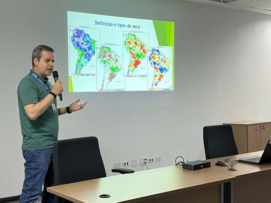 Foto 7 Science Days 2024- Pesquisador do Cemaden, Marcelo Zeri explica sobre os tipos de seca aos alunos do ensino médio..jpeg