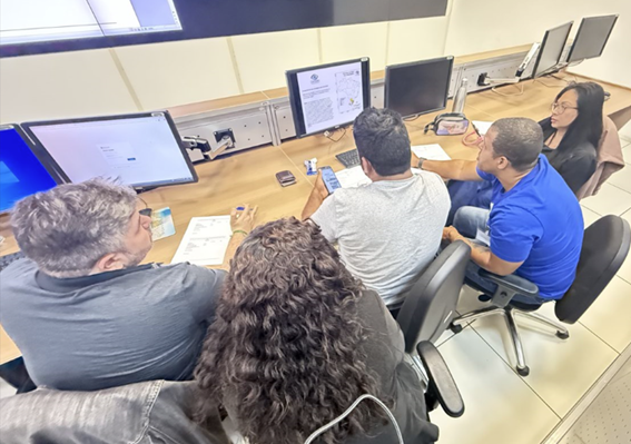 Foto 2 PIRD -Os participantes são estimulados a refletirem sobre a tomada de decisão de envio de alertas durante um simulado, conduzido pelos especialistas da Sala de Situação do Cemaden.
