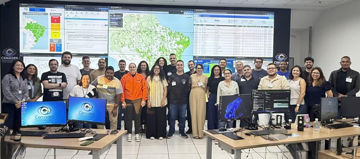 Foto 5- PIRD Participantes do Curso de Pesquisa Integrada em Risco de Desastres  na Sala de Situação do Cemaden,