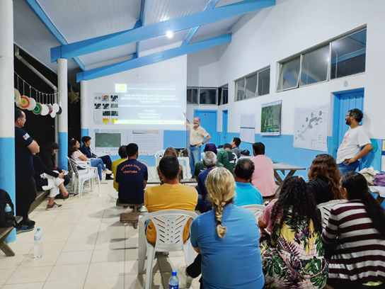 Foto 2 -Cláudio José Ferreira (IPA Geociências), apresentando o Atlas de Informações sobre processos geodinâmicos no Litoral Norte de São Paulo