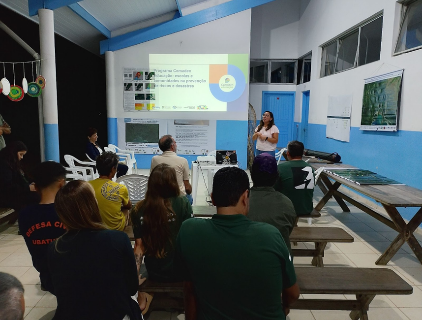 Foto 4 Jeniffer Faria (Cemaden-Educação), apresentando as jornadas pedagógicas do Cemaden-Educação, e a campanha #AprenderParaPrevenir - https://educacao.cemaden.gov.br/campanha/a-campanha/. 