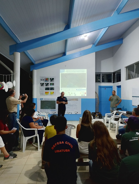 Foto 5 Alexandre Napoli (Defesa Civil de Ubatuba-SP), apresentando sobre o papel da Defesa Civil no município em Ubatuba-SP