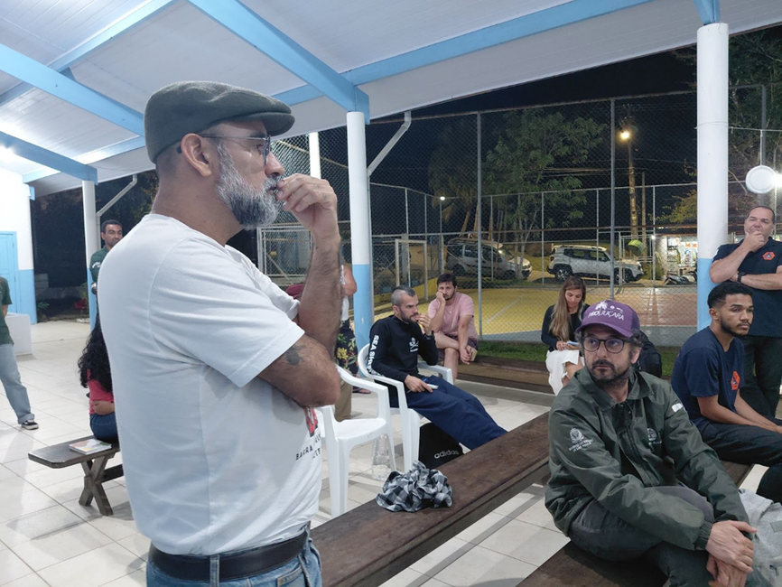 Foto 8  Oficina em Ubatumirim- Mario ‘Gato’ de Oliveira, caiçara de Ubatubamirim, Fórum de Comunidades Tradicionais (FCT) e Museu Caiçara, participante da oficina. 