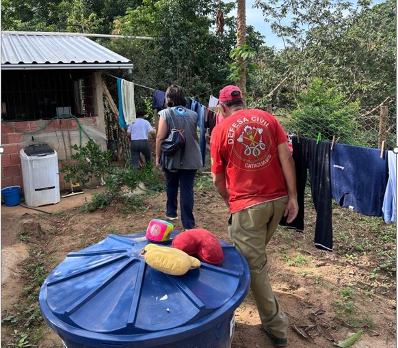 Pesquisadores do Projeto COPE, do Cemaden, visitam moradores do município de Cataguases, acompanhados de membros da Defesa Civil Municipal. As entrevistas de campo revelaram um problema recorrente: a circulação massiva de desinformação durante e após desastres.