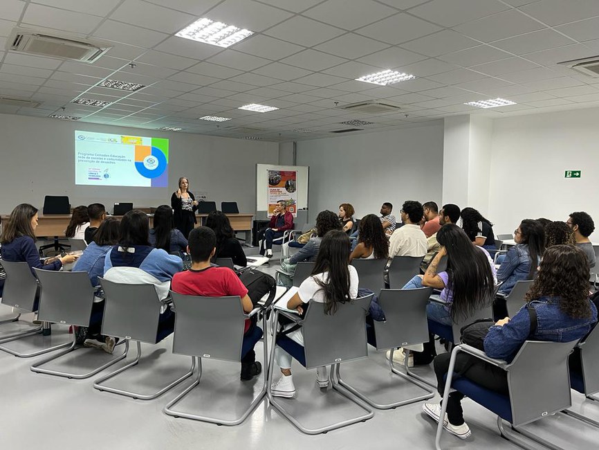 Abertura feira pela pesquisadora Luciana Londe, recepcionando estudantes e pesquisadores da UFRRJ, durante a SNCT de quinta-feira(19)