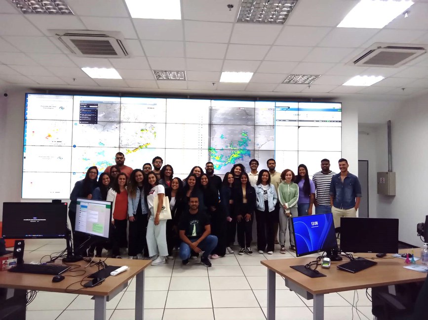 Visita à Sala de Situação do Cemaden pelos estudantes da UFRRJ, no evento da SNCT dia 19.10.2023