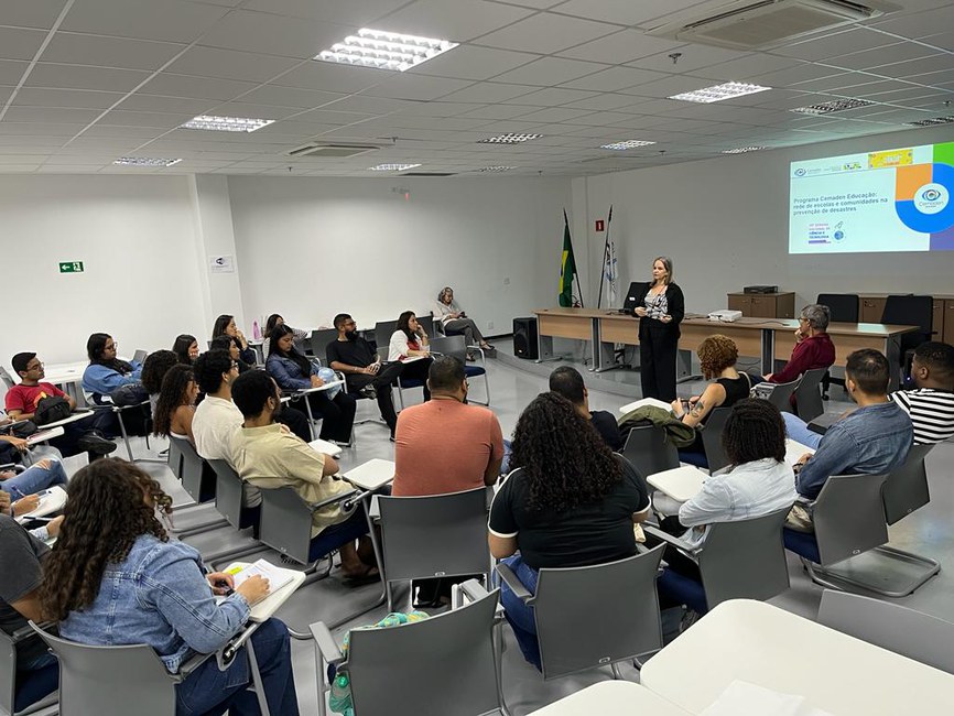 Abertura da SNCT no Cemaden na quinta-feira (19) pela pesquisadora Luciana Londe, recepcionando estudantes e pesquisadores da UFMT.