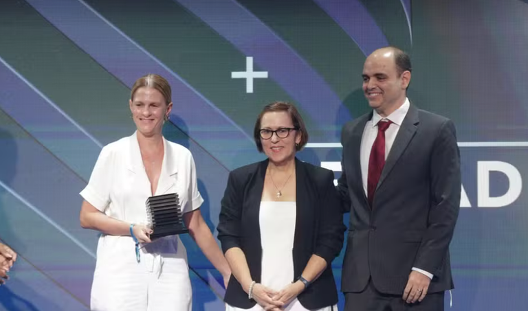 A editora-executiva Leticia Sander e o editor de Política e Brasil, Thiago Prado, do Globo,  realizaram a entrega do prêmio “Faz a Diferença 2023” à diretora substituta do Cemaden, Regina Alvalá (foto Alexandre Cassiano)
