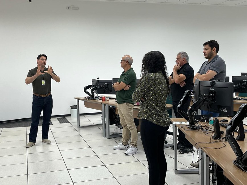 Reunião do Censipam no Cemaden: apresentação do sistema de monitoramento na Sala de Situação do Cemaden pelo hidrólogo Leonardo Casagrande