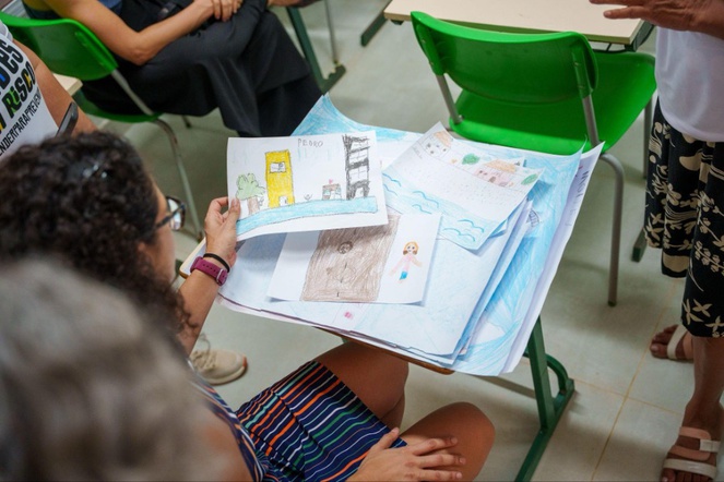 Desenhos produzidos durante oficina do Cemaden Educação com crianças do Quilombo da Fazenda, em Ubatuba. Foto: Leandro Vaz.
