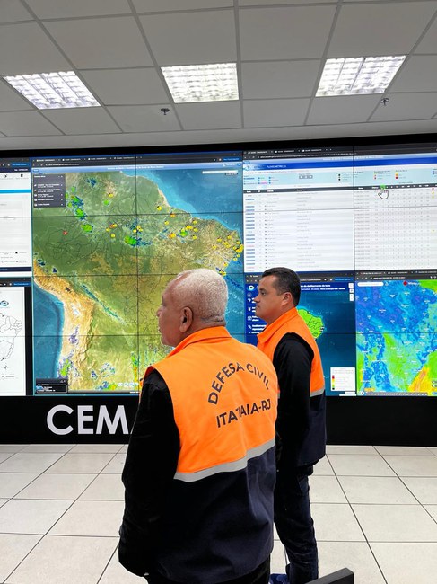 Membros da Defesa Civil de Itatiaia RJ