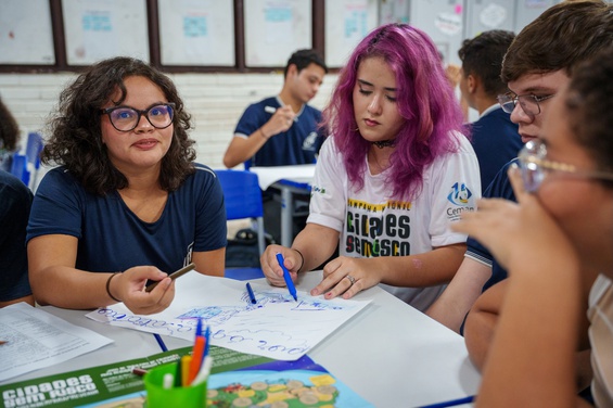Ana Cecília de Quadros (esquerda) e Sabrina de Melo (direita) desenvolvem campanha durante o encontro formativo do Cemaden Educação, em Natal, no Rio Grande do Norte. Foto: Leandro Vaz.