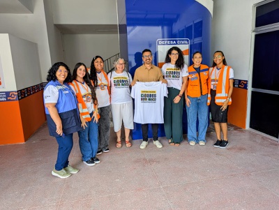 Professor João Alfredo Neto e Major Agilana Inojosa com estudantes do Nupdec Frei Campo Mayor e com a equipe da campanha “#AprenderParaPrevenir: Cidades sem Risco”, após encontro formativo em Recife, em fevereiro de 2026. Foto: Nayla Lopes.