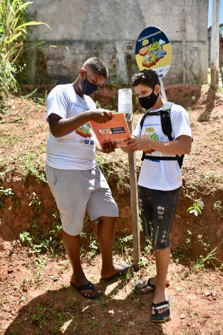 Foto Projeto À Prova d´Água-alunos de Jaboatão dos Guararapes (PE) coletando dados do pluviômetro feito com garrafa  PET (Foto Defesa Civil de Jaboatão dos Guararapes-PE).jpeg