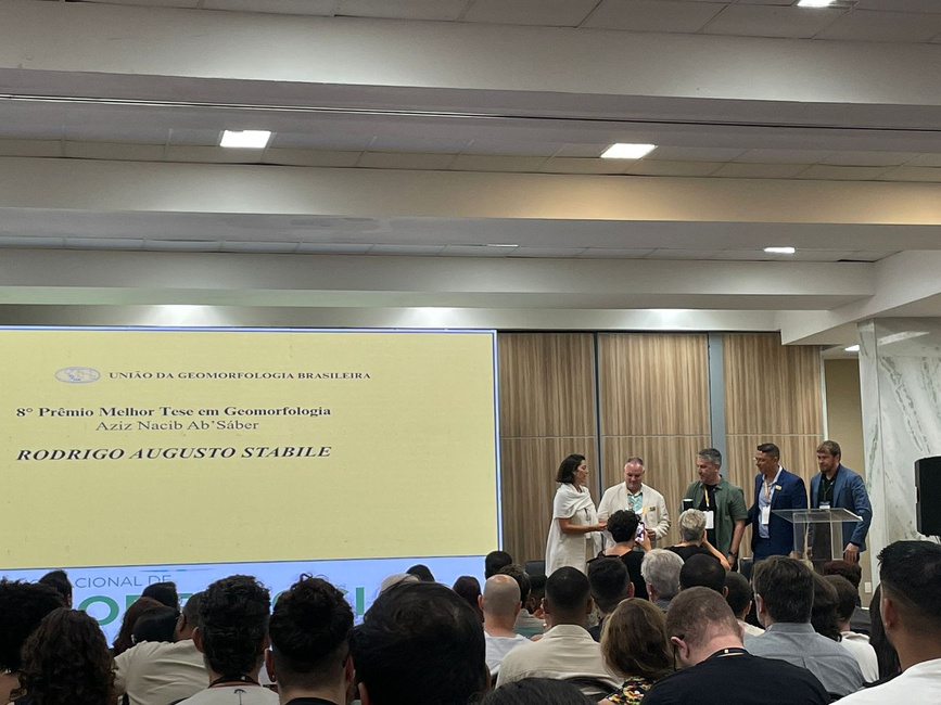 Prêmio recebido por Rodrigo Stábile pela melhor pesquisa em Geomorfologia , durante o 15° Simpósio Nacional de Geomorfologia.