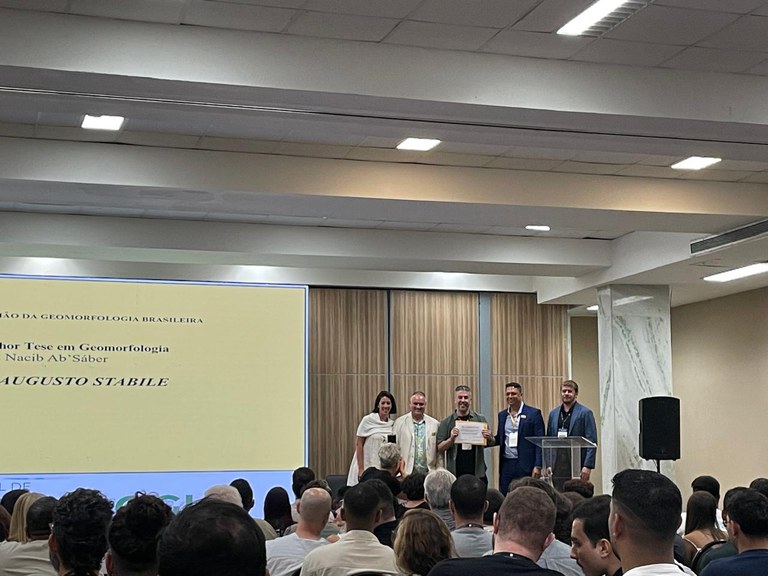 Foto 2 Prêmio recebido por Rodrigo Stábile pela melhor pesquisa em Geomorfologia , durante  o 15° Simpósio Nac. de Geomorfologia.jpeg