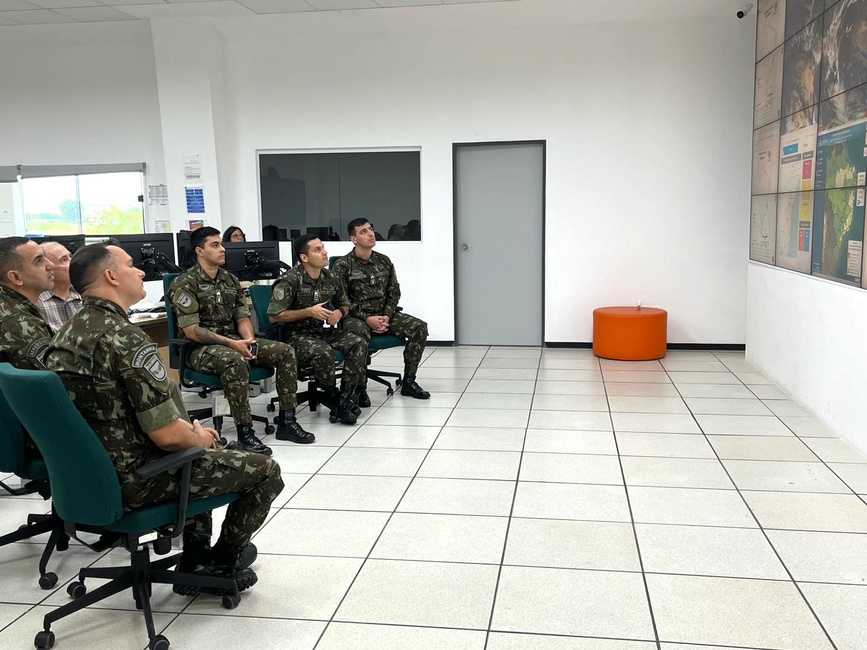Visita de especialistas em Meteorologia Aeronáutica do 1ºBAvEX na Sala de Situação do Cemaden