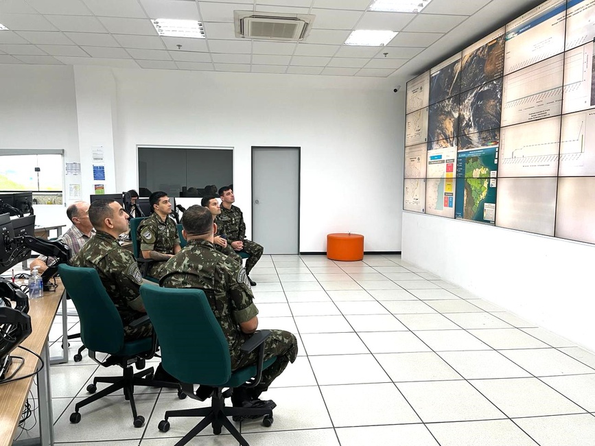 Marcelo Seluchi, coordenador-geral do Cemaden, mostra o sistema de monitoramento na Sala de Situação aos especialistas em Meteorologia Aeronáutica do 1º BAvEX.