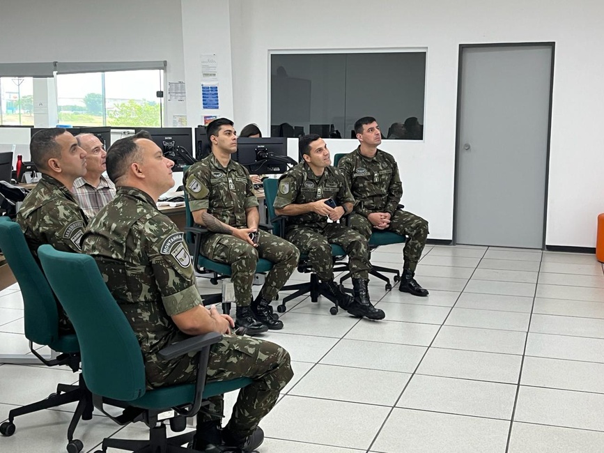 Sargentos especialistas em Meteorologia Aeronáutica do 1° BAvEX na Sala de Situação do Cemaden, junto com o coordenador-geral de Operação e Modelagem, Marcelo Seluchi.