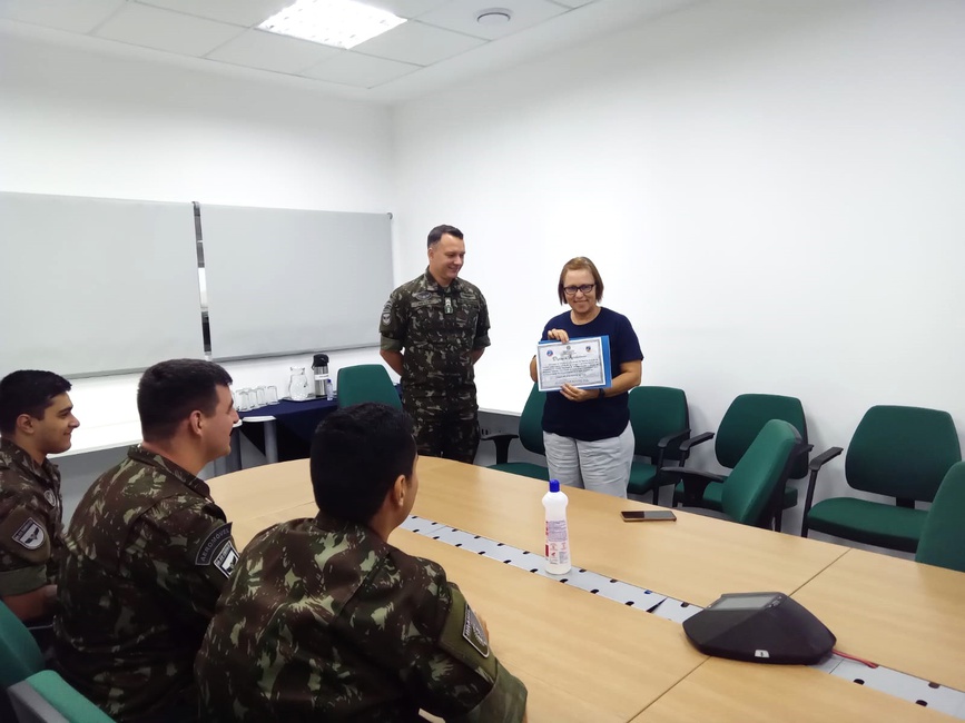 Entrega do Certificado de Agradecimento pelo 1º BAvEX à diretora substituta do Cemaden, Regina Alvalá, durante a visita técnica.